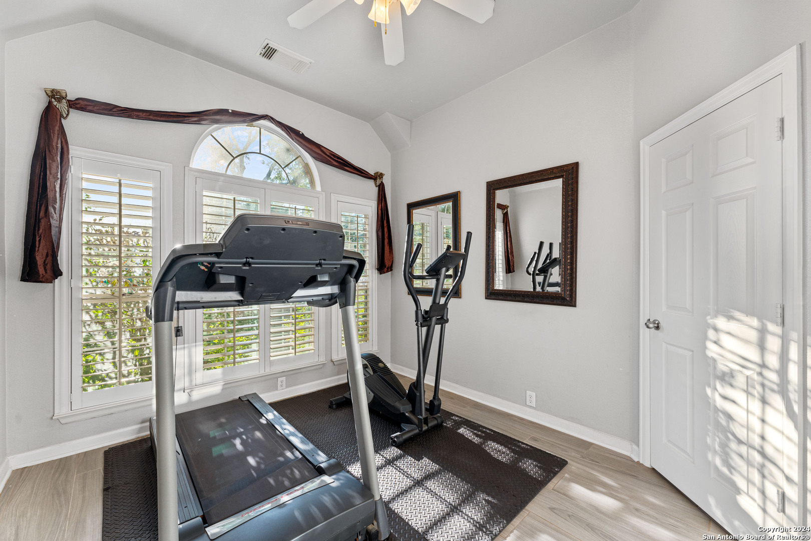1615 LOOKOUT PT
