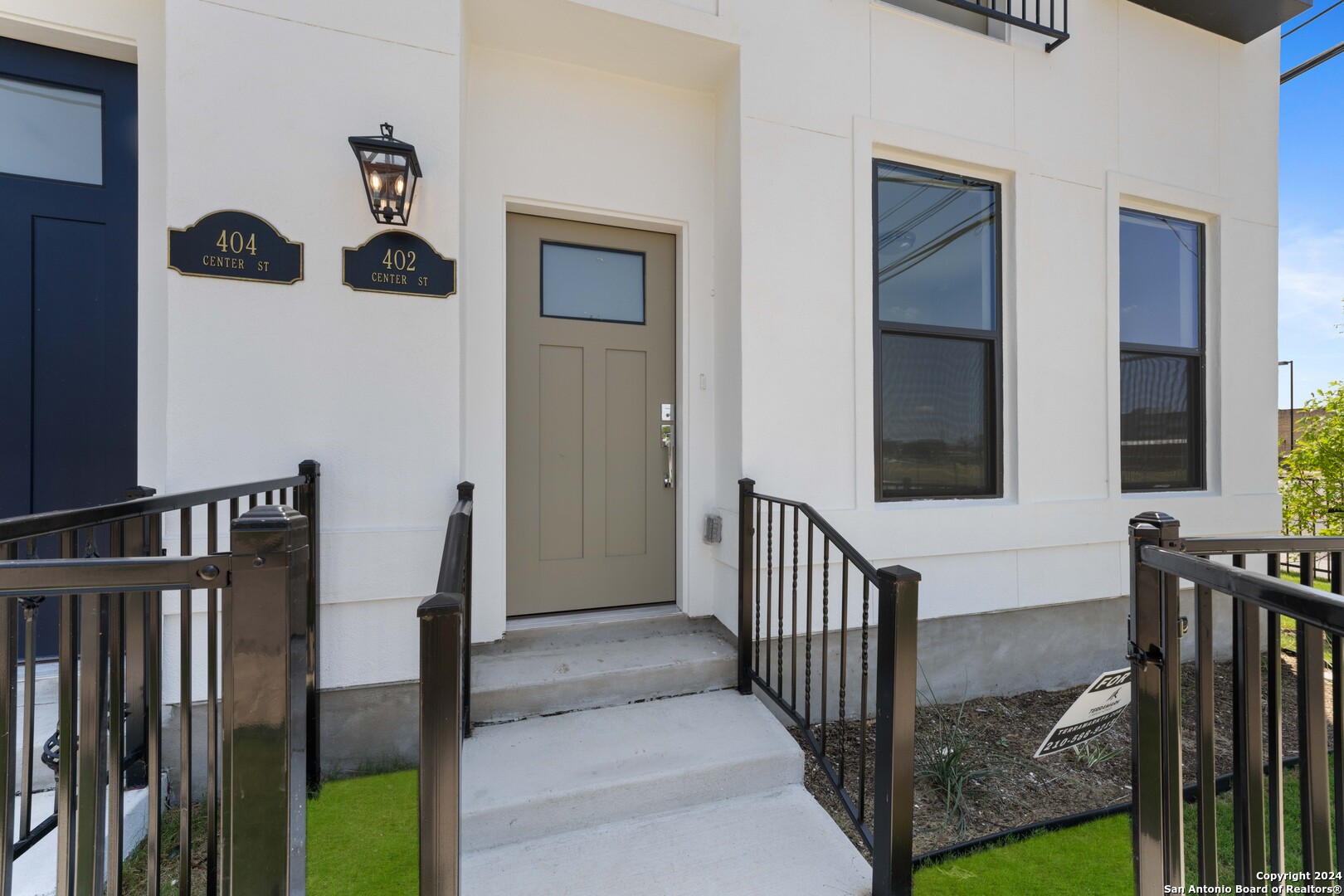 402 Center St