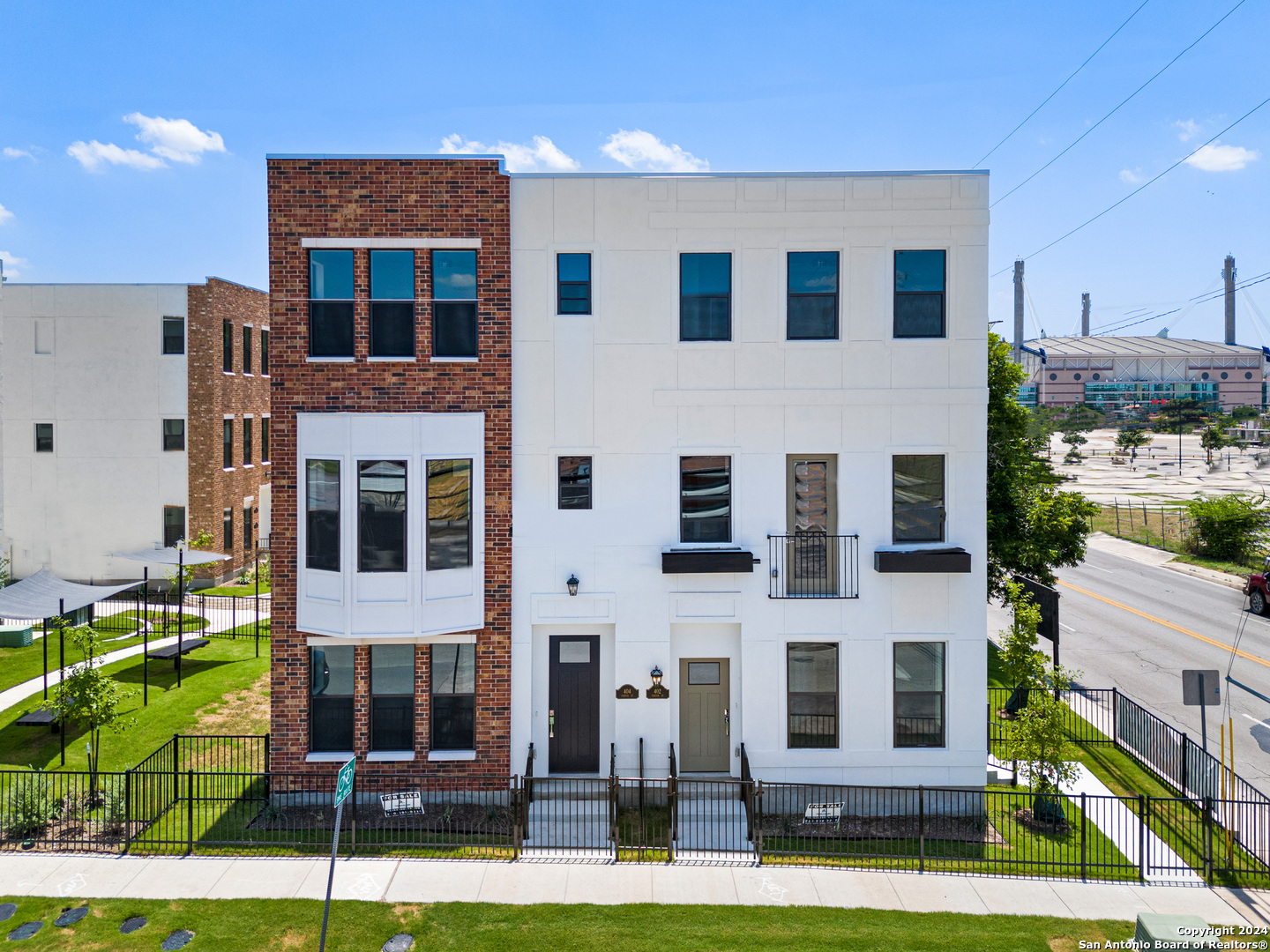 402 Center St