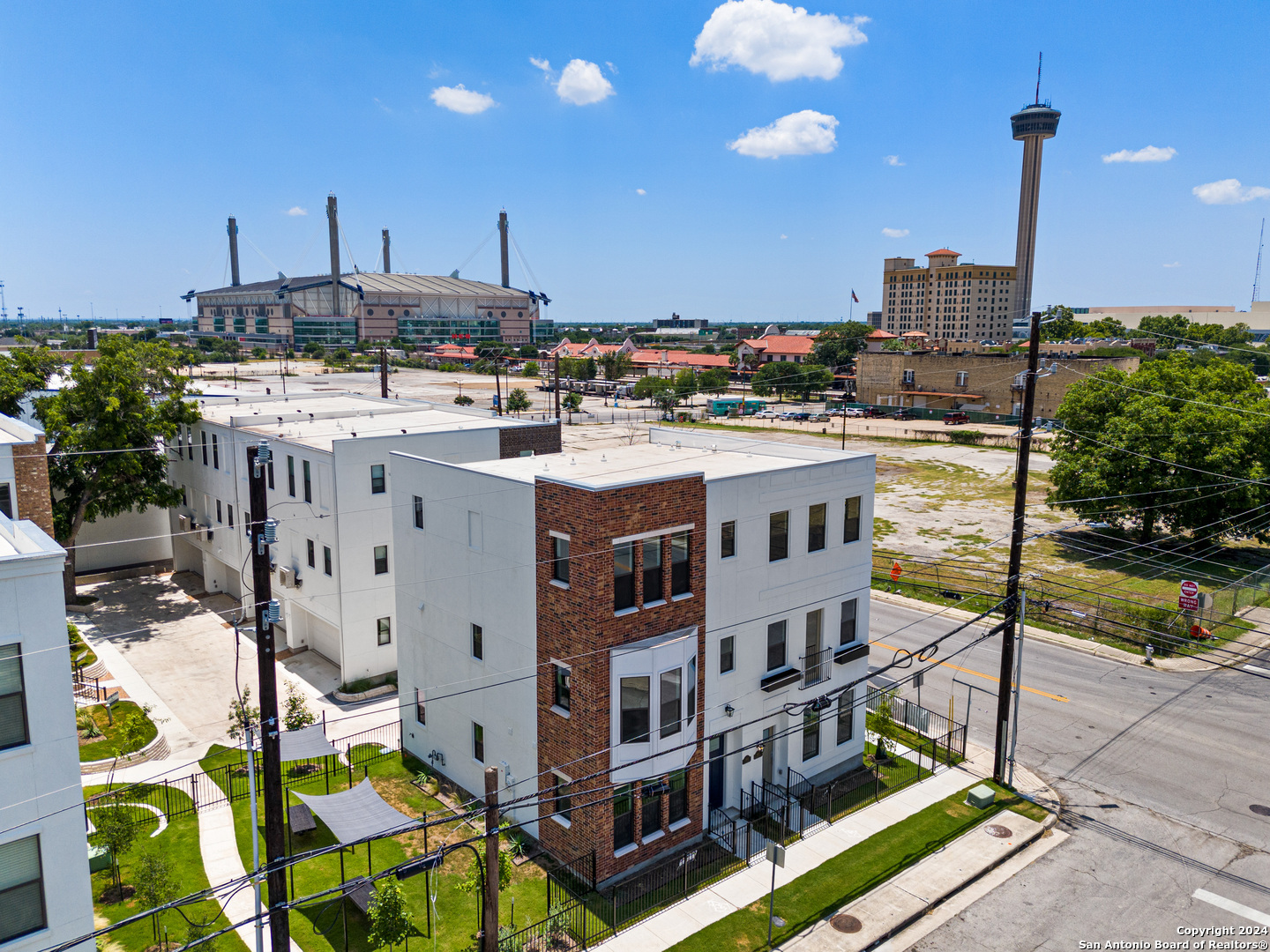 402 Center St