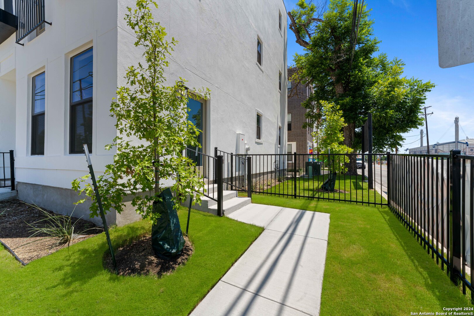402 Center St