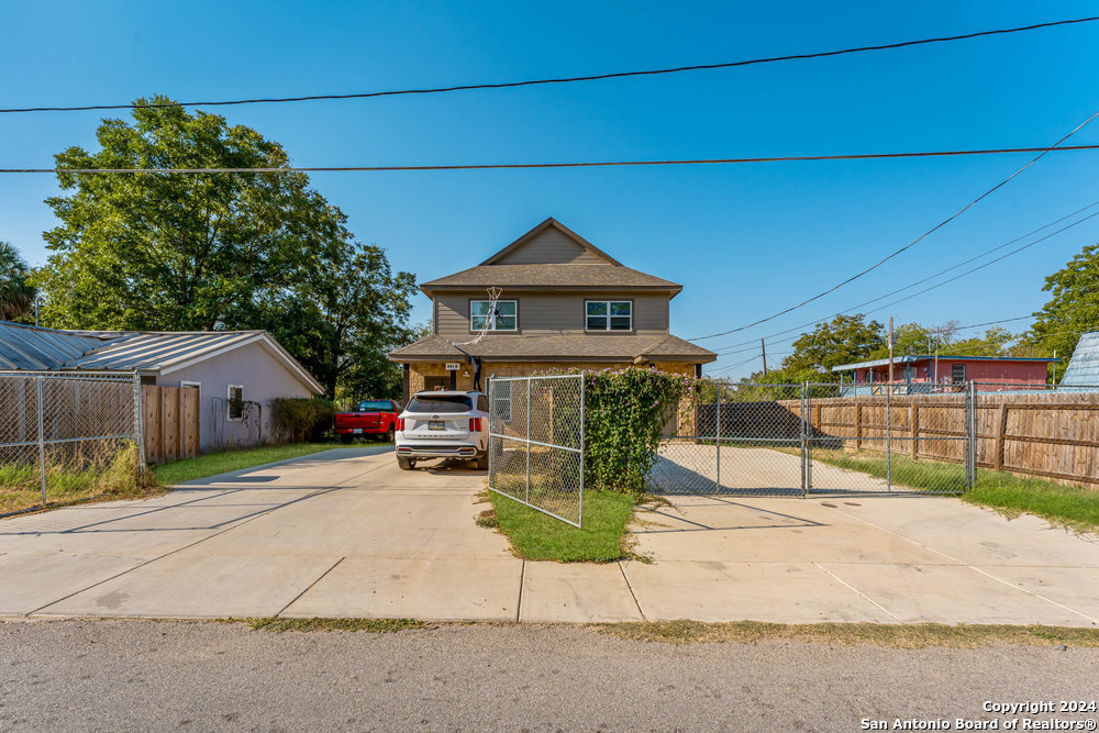 401 AUBREY ST