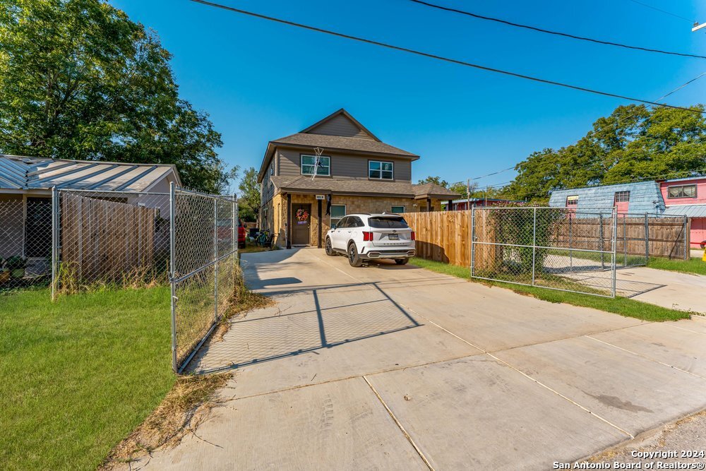 401 AUBREY ST