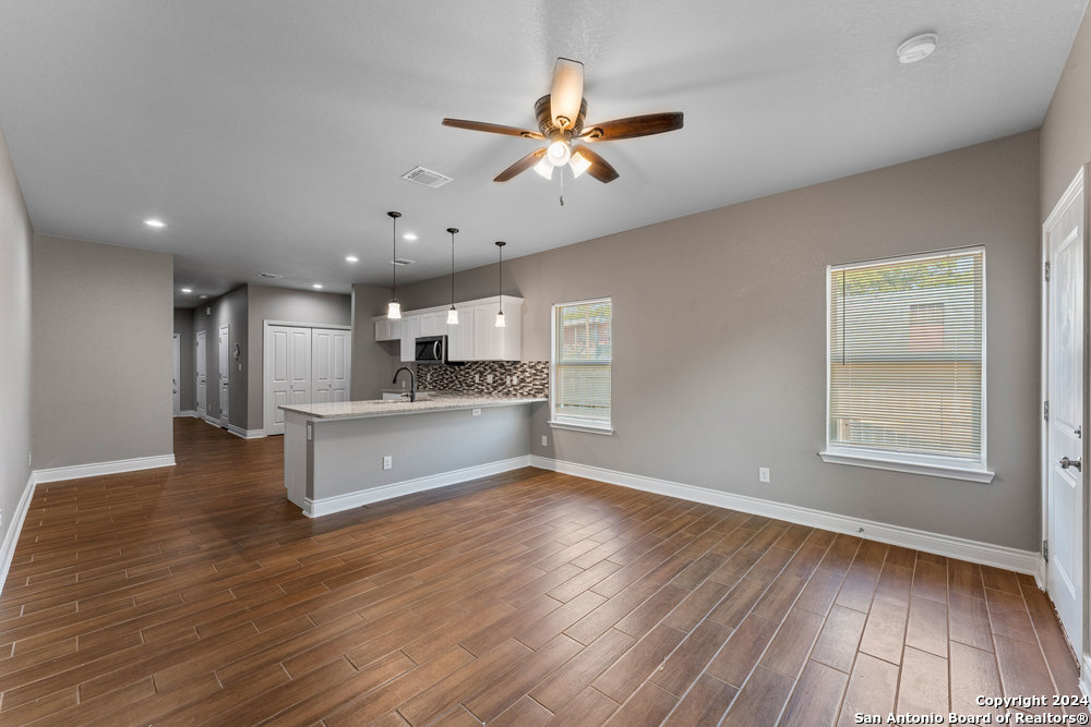 401 AUBREY ST
