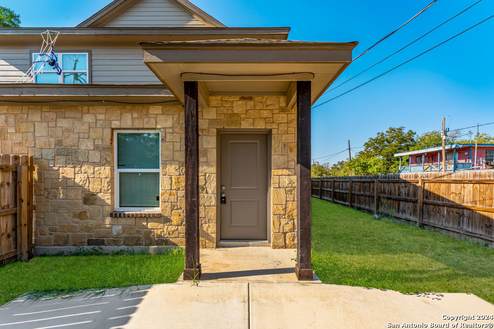 401 AUBREY ST
