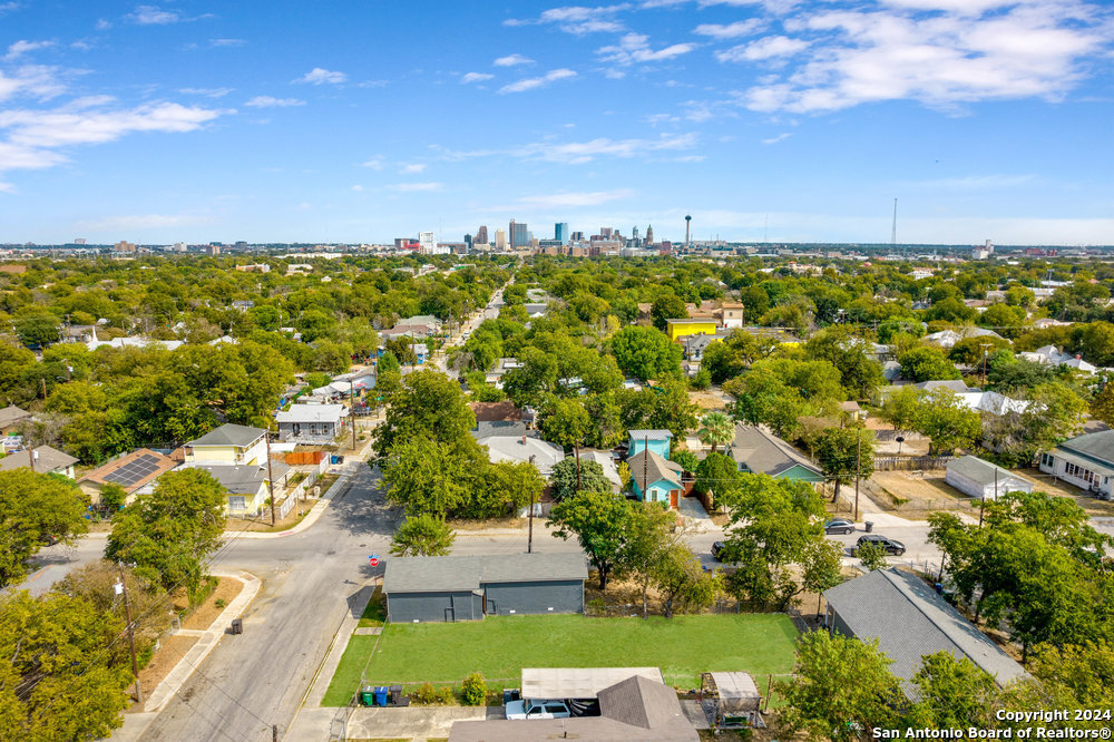 2702 W SALINAS