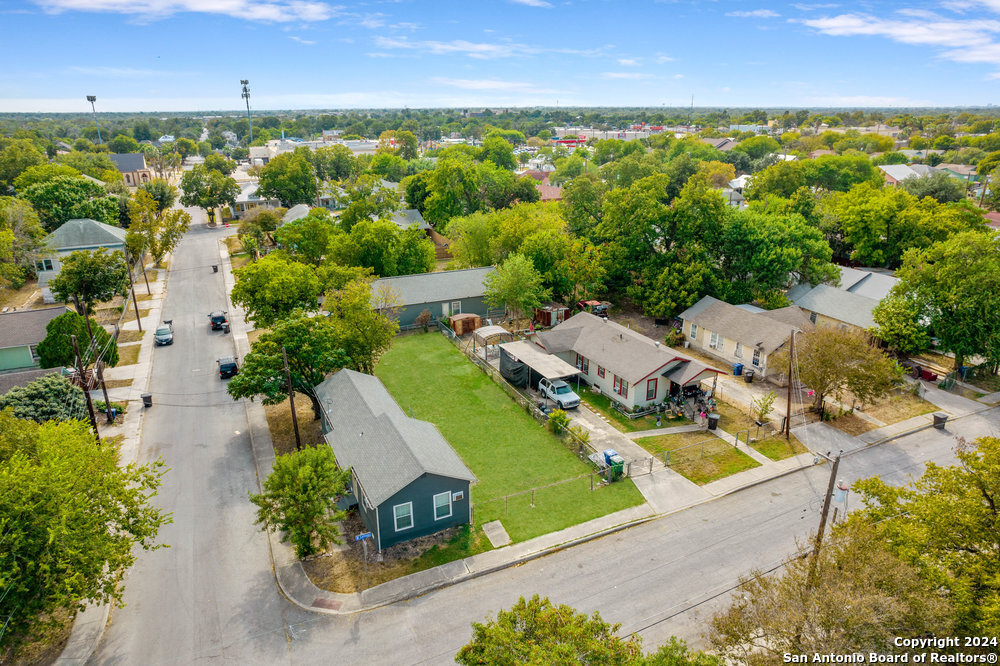 2702 W SALINAS