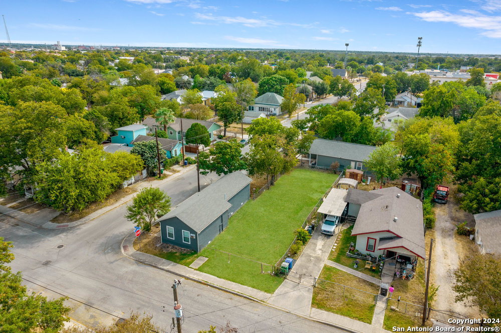 2702 W SALINAS