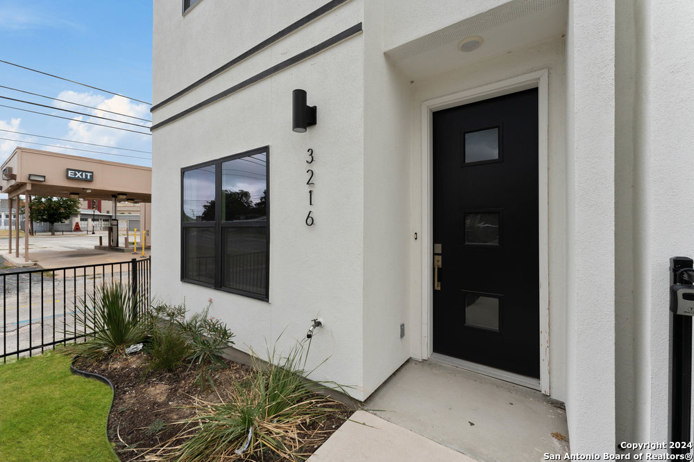 3214 N ELMENDORF ST