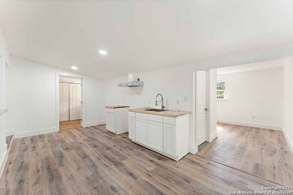 214 E HART AVE