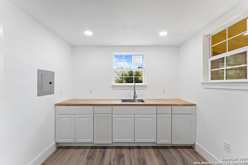 214 E HART AVE