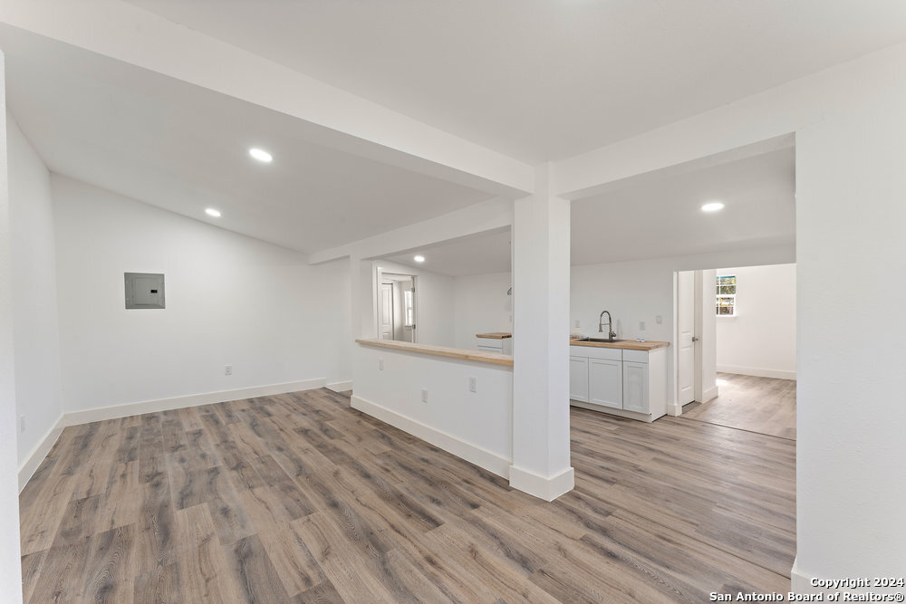 214 E HART AVE