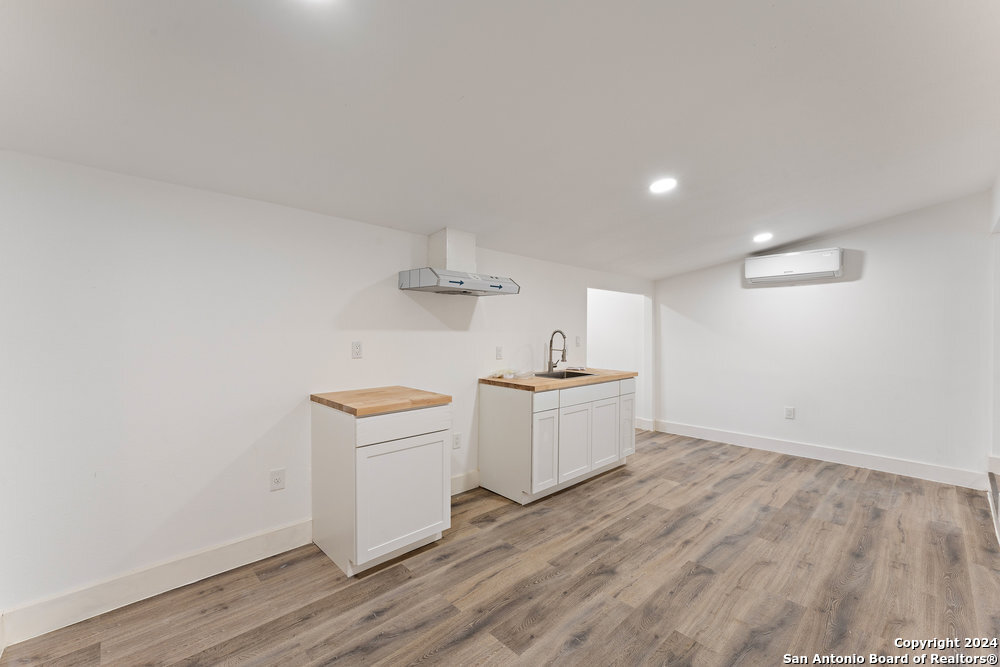 214 E HART AVE