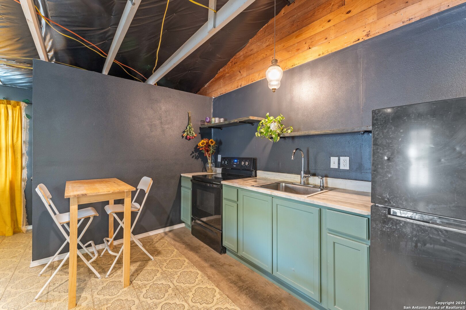 2601 W KINGS HWY