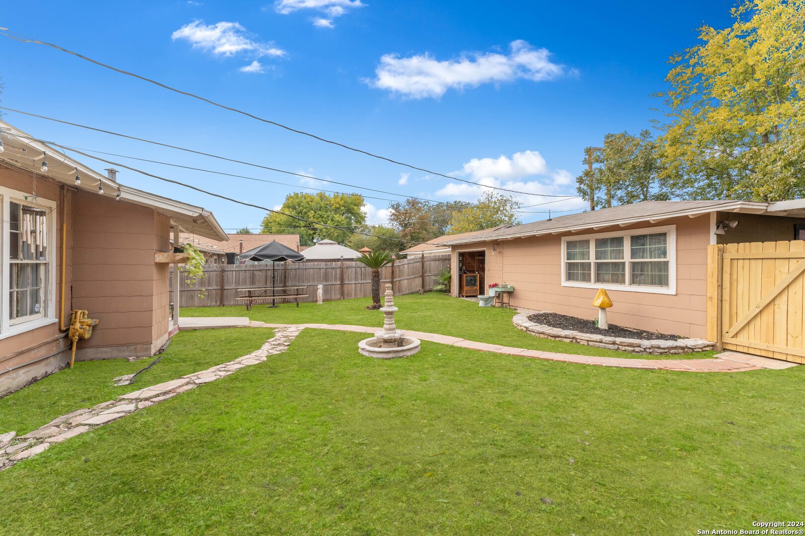 2601 W KINGS HWY