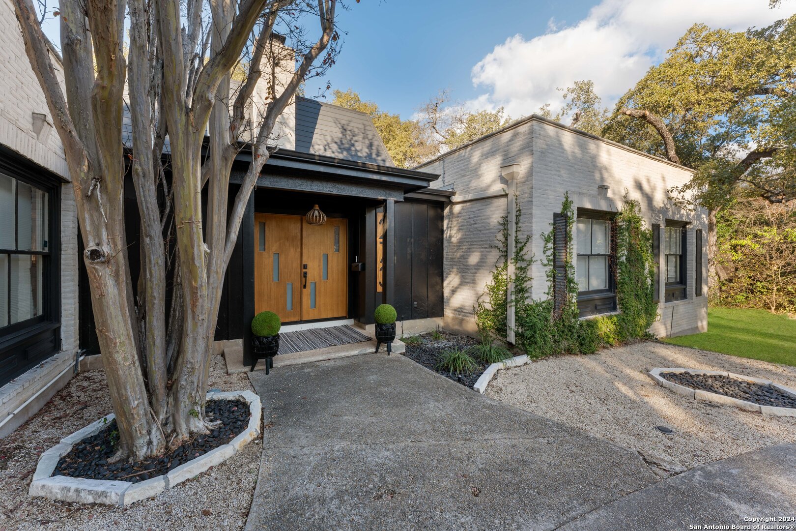 273 CAVE LN