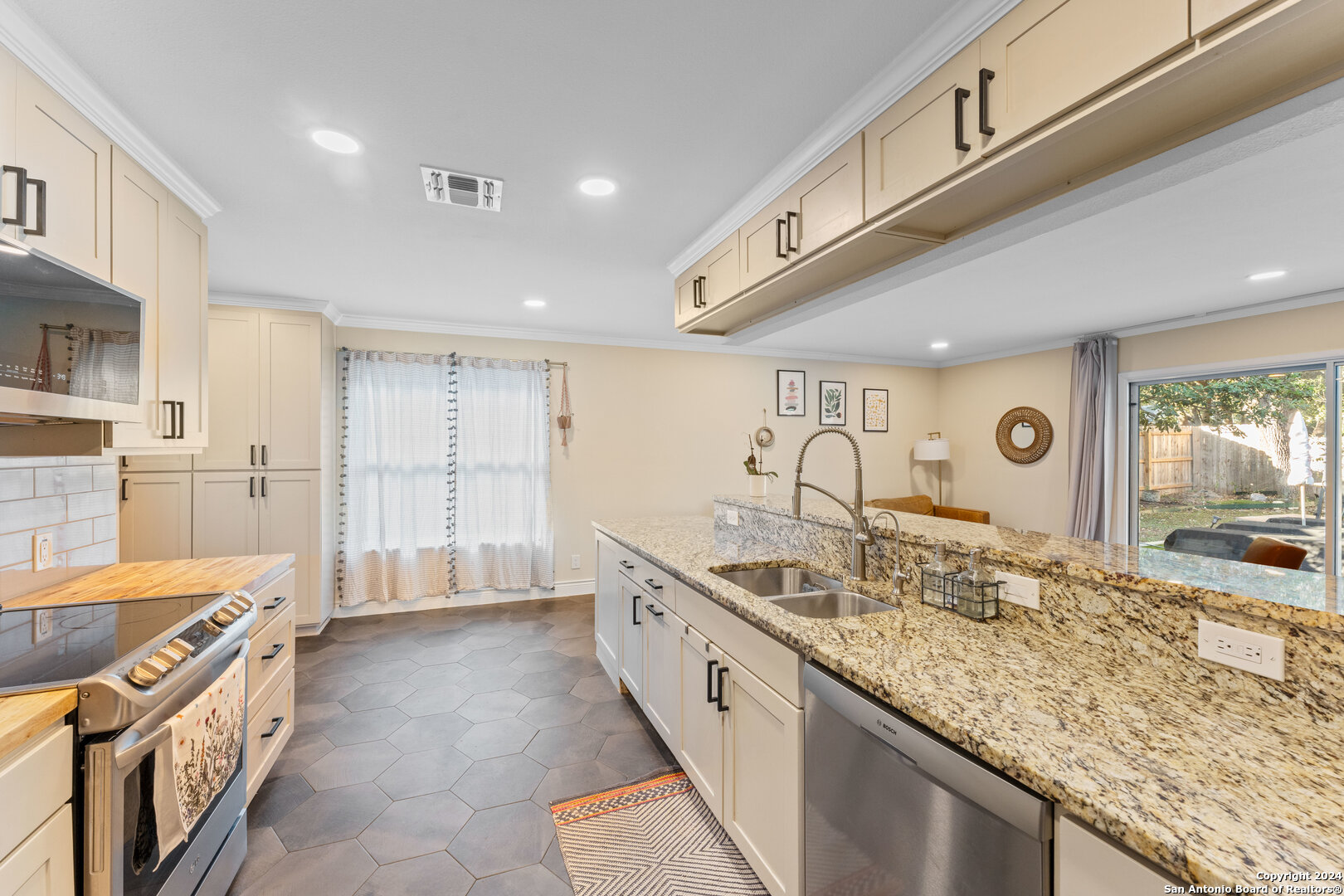 273 CAVE LN