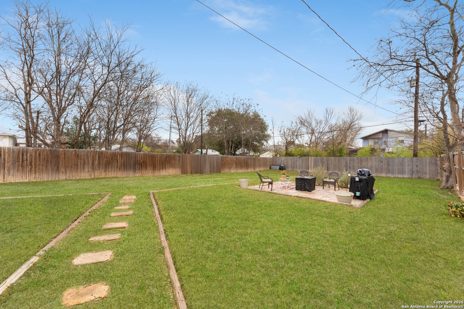 2010 W WOODLAWN AVE