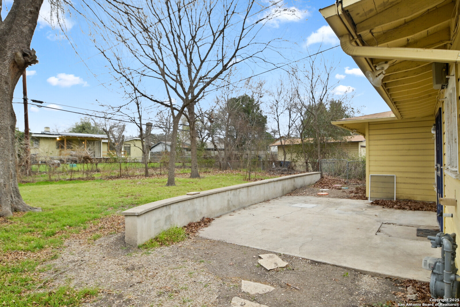 327 ALTGELT AVE
