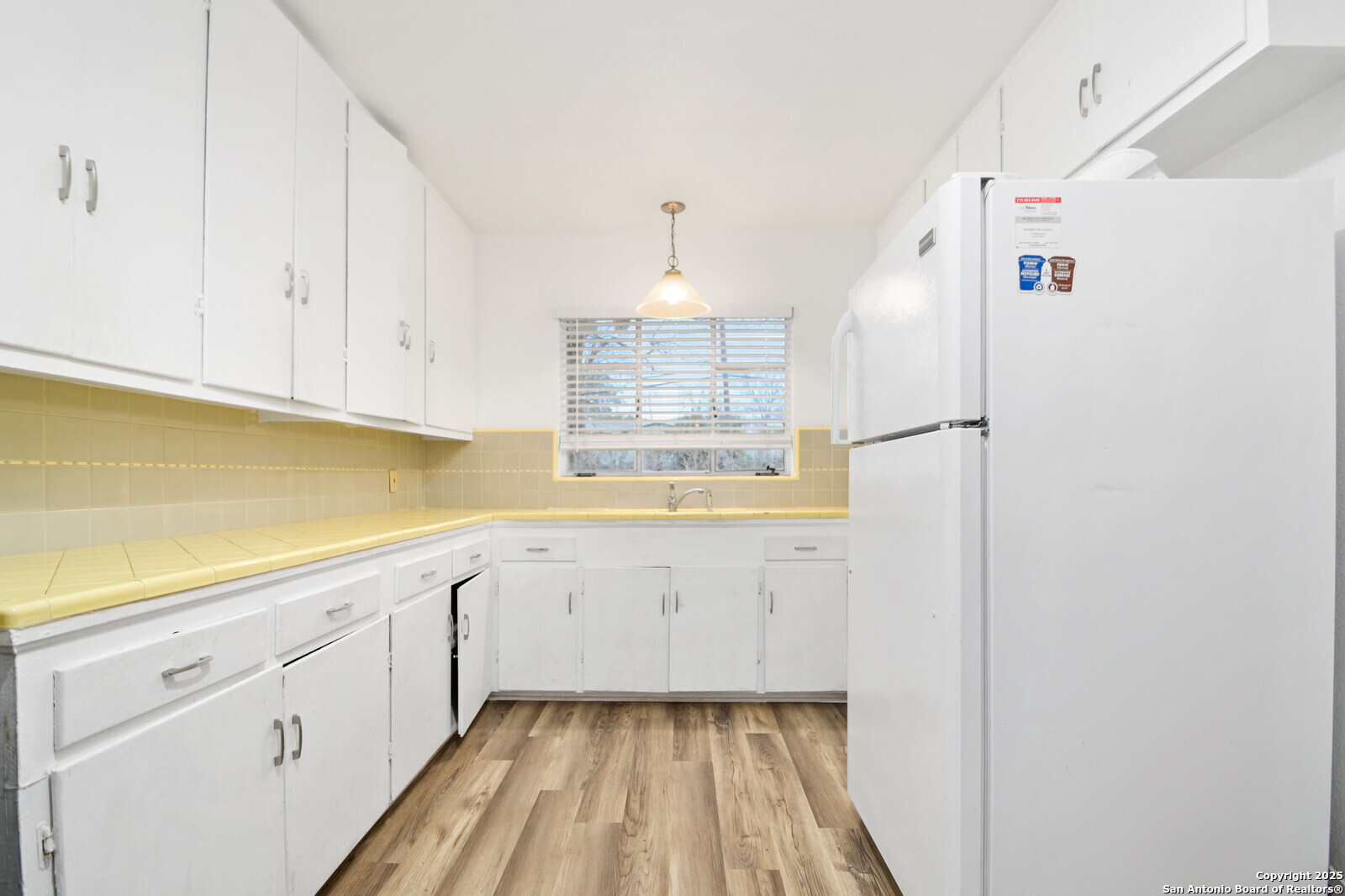 327 ALTGELT AVE