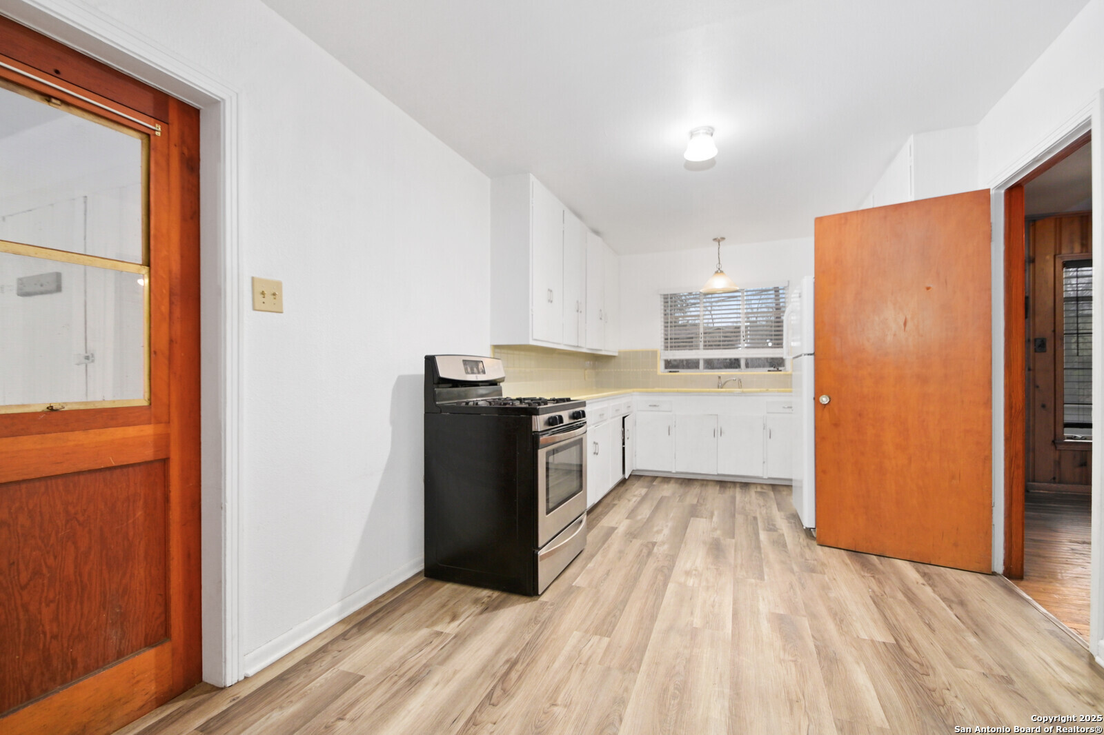 327 ALTGELT AVE