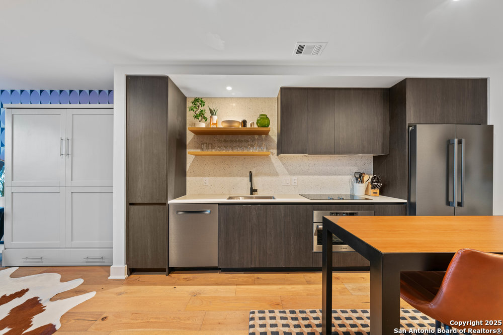 48 East Ave 2610