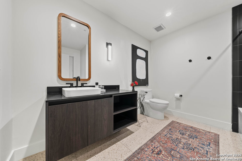48 East Ave 2610