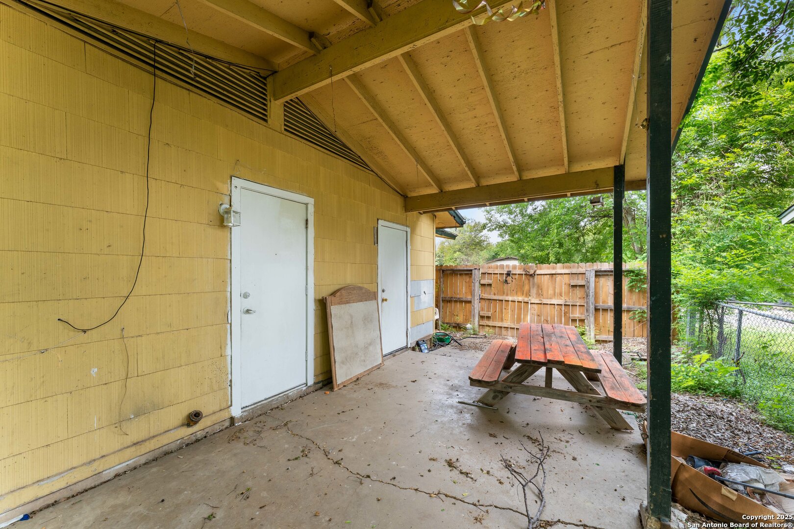 910 Crestfield