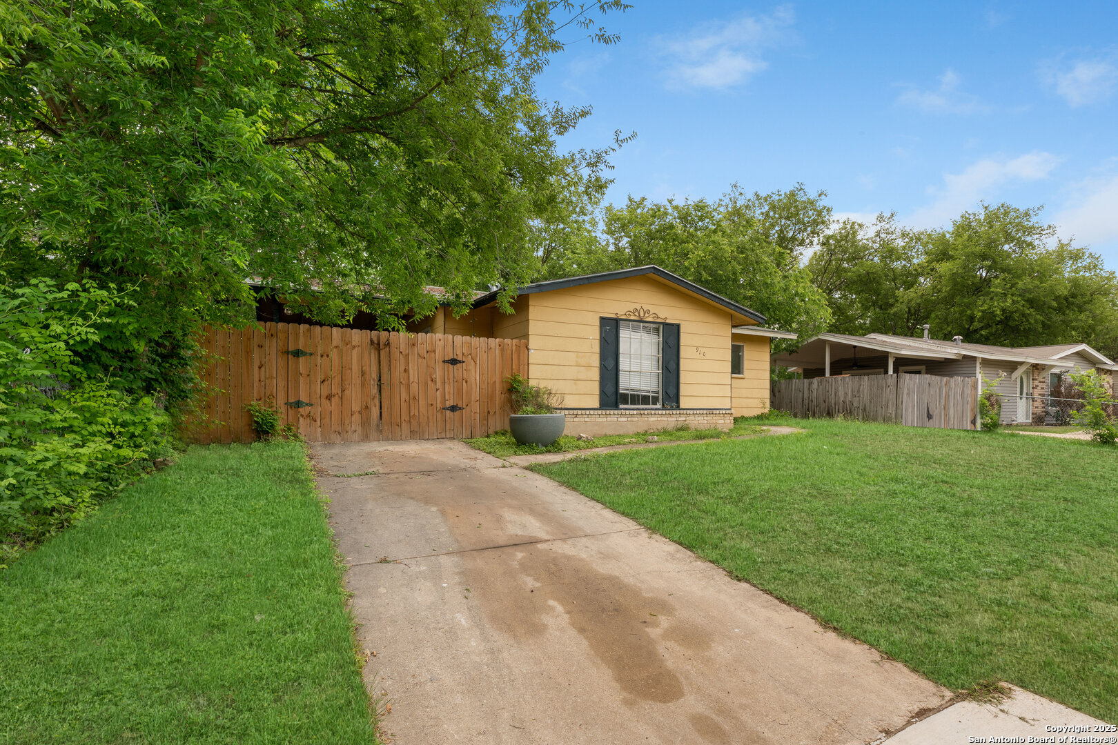 910 Crestfield