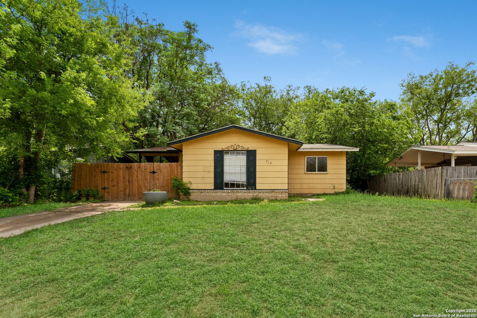 910 Crestfield