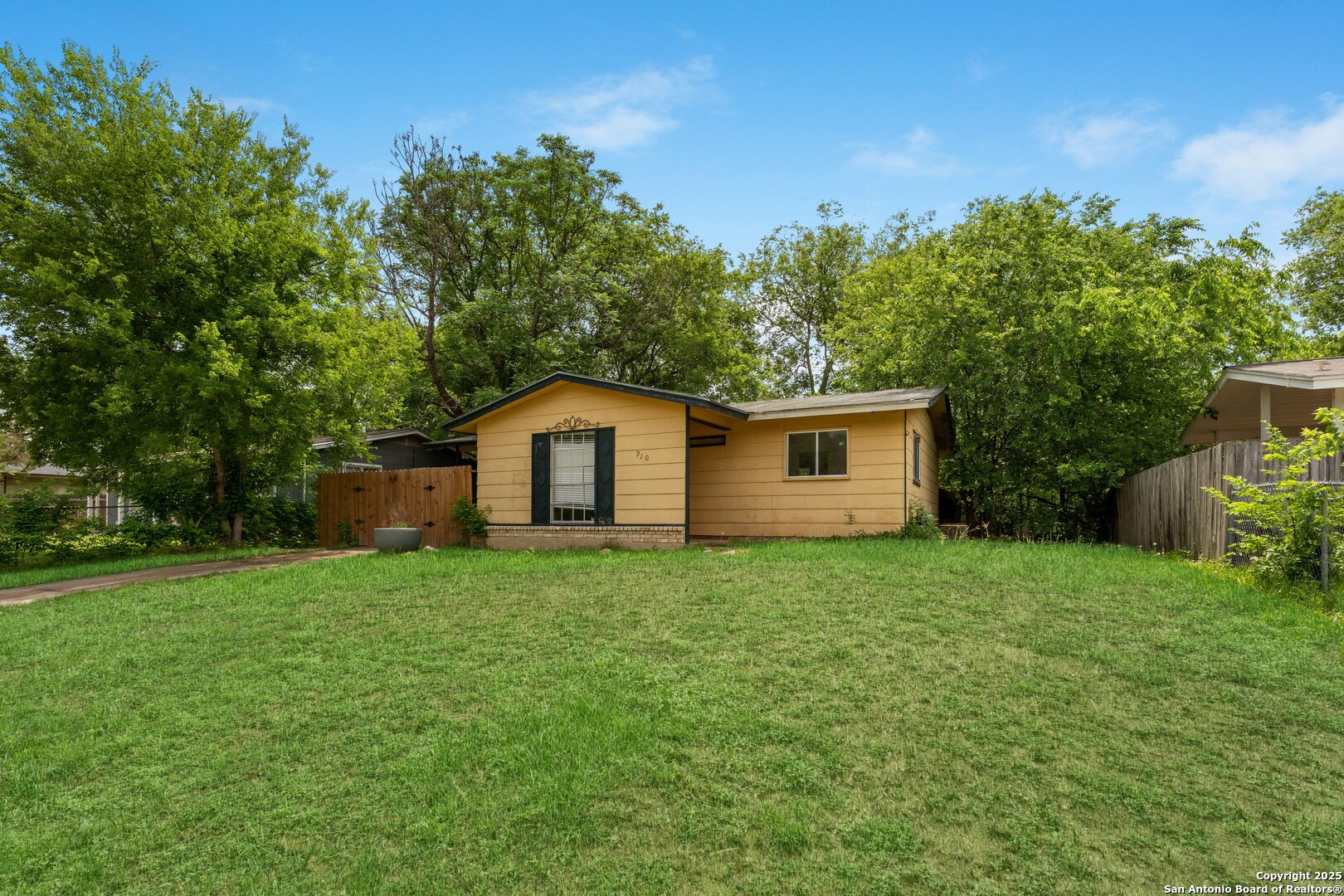 910 Crestfield
