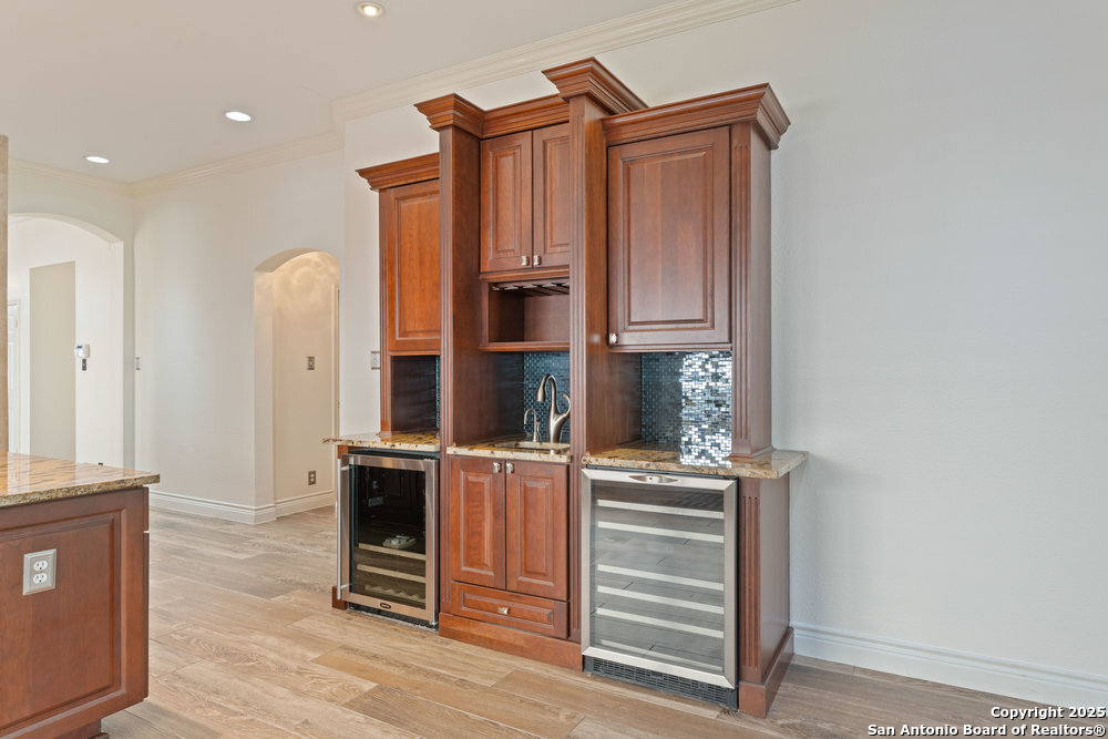 6127 Oakwood