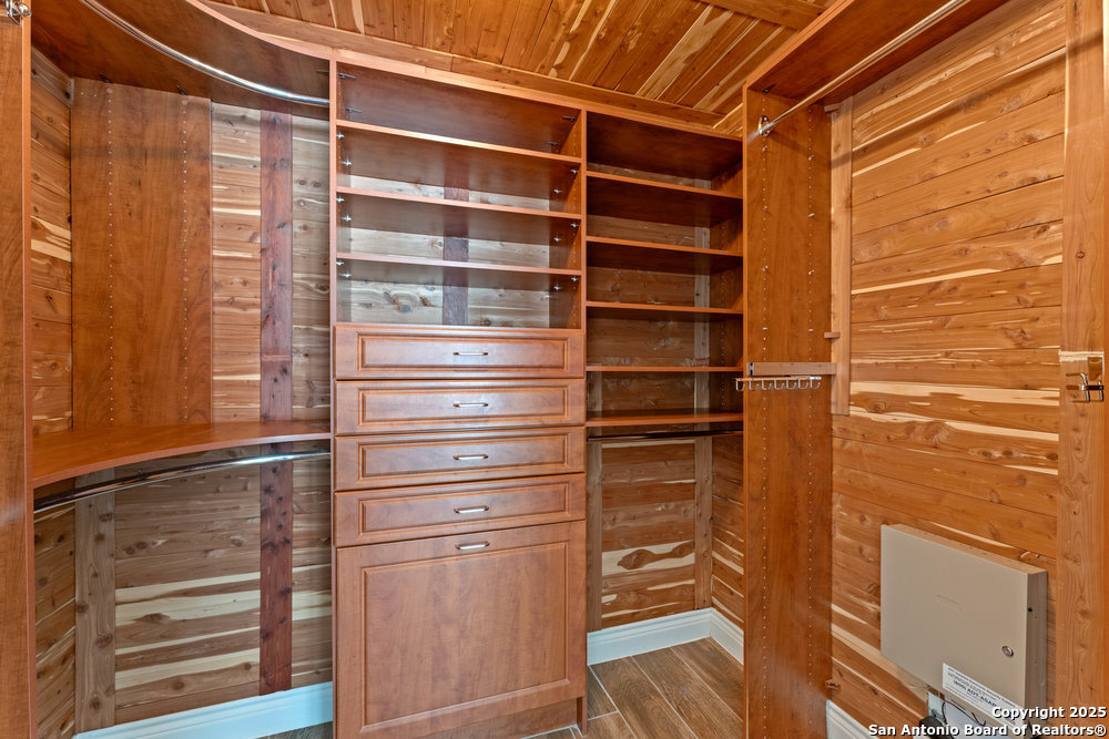 6127 Oakwood
