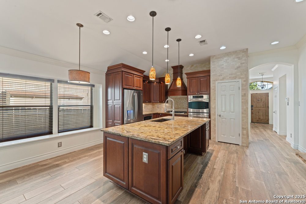 6127 Oakwood