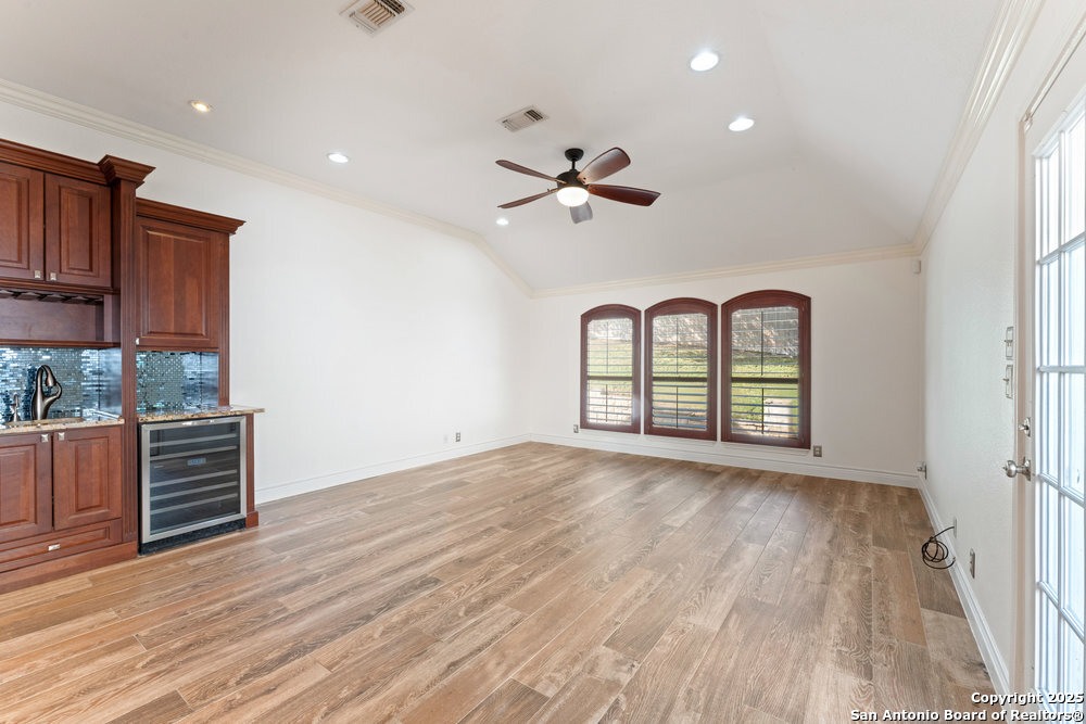 6127 Oakwood