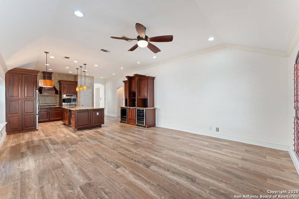 6127 Oakwood