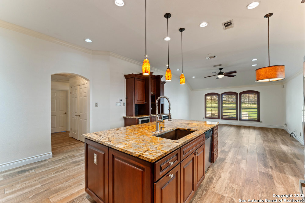6127 Oakwood