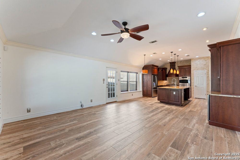 6127 Oakwood