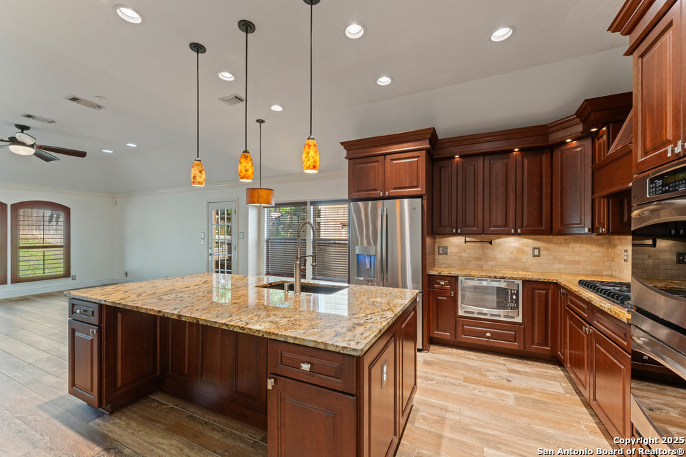 6127 Oakwood