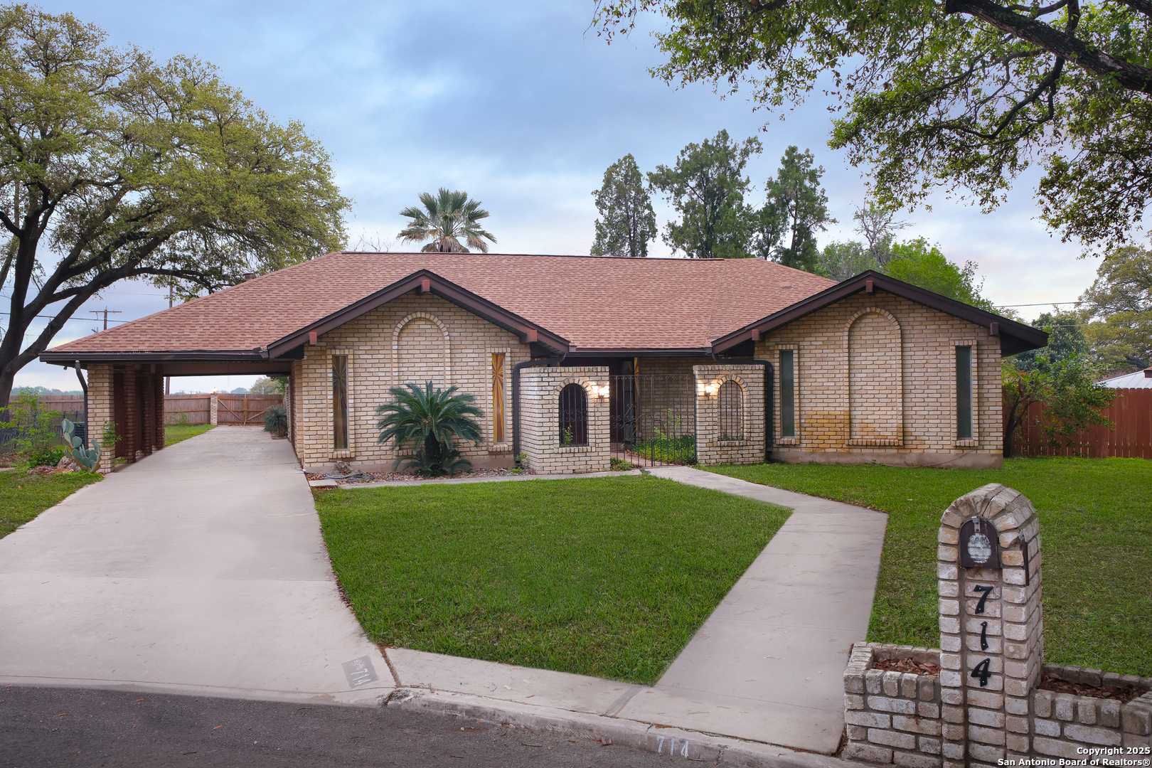 714 Moorside