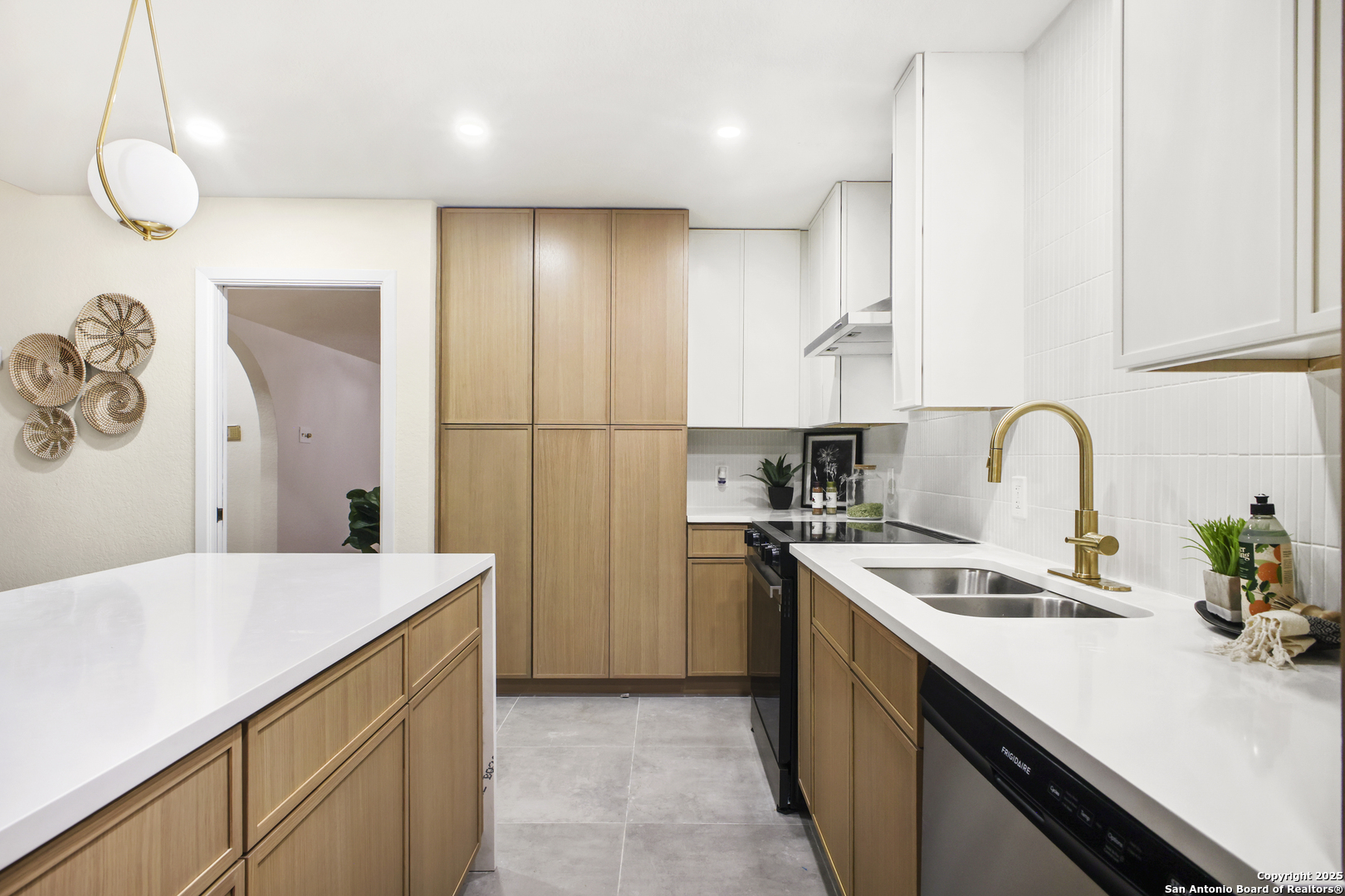 714 Moorside
