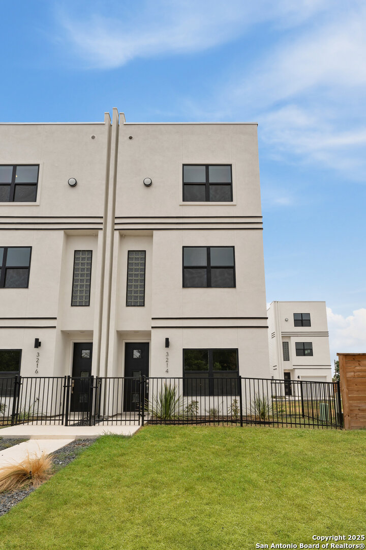 3214 N Elmendorf 102