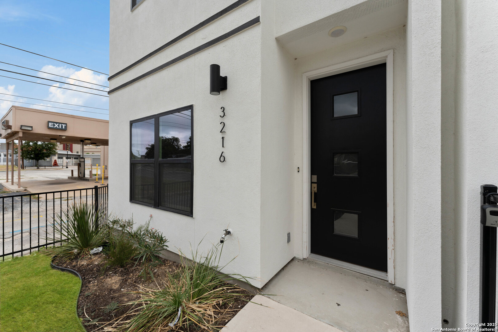3214 N Elmendorf 102