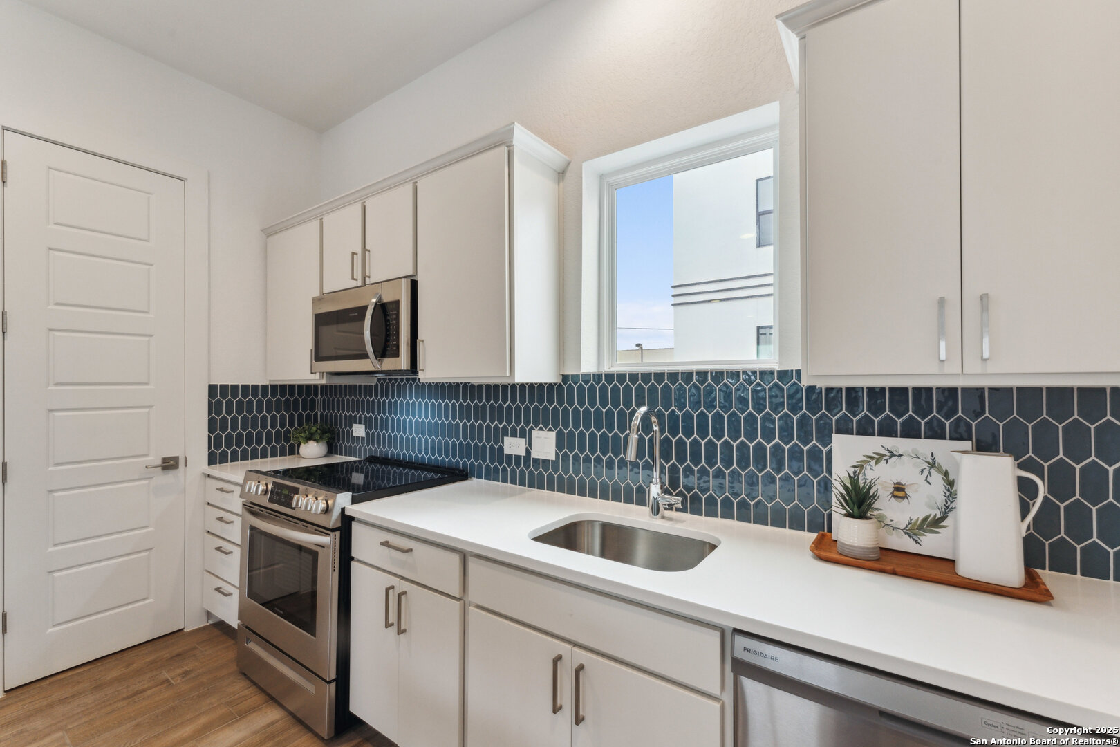 3214 N Elmendorf 102