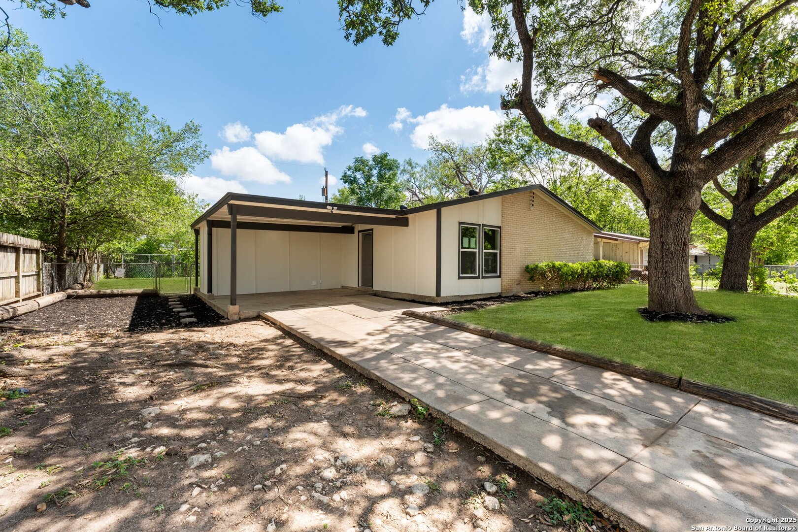 4119 Tamarak Dr