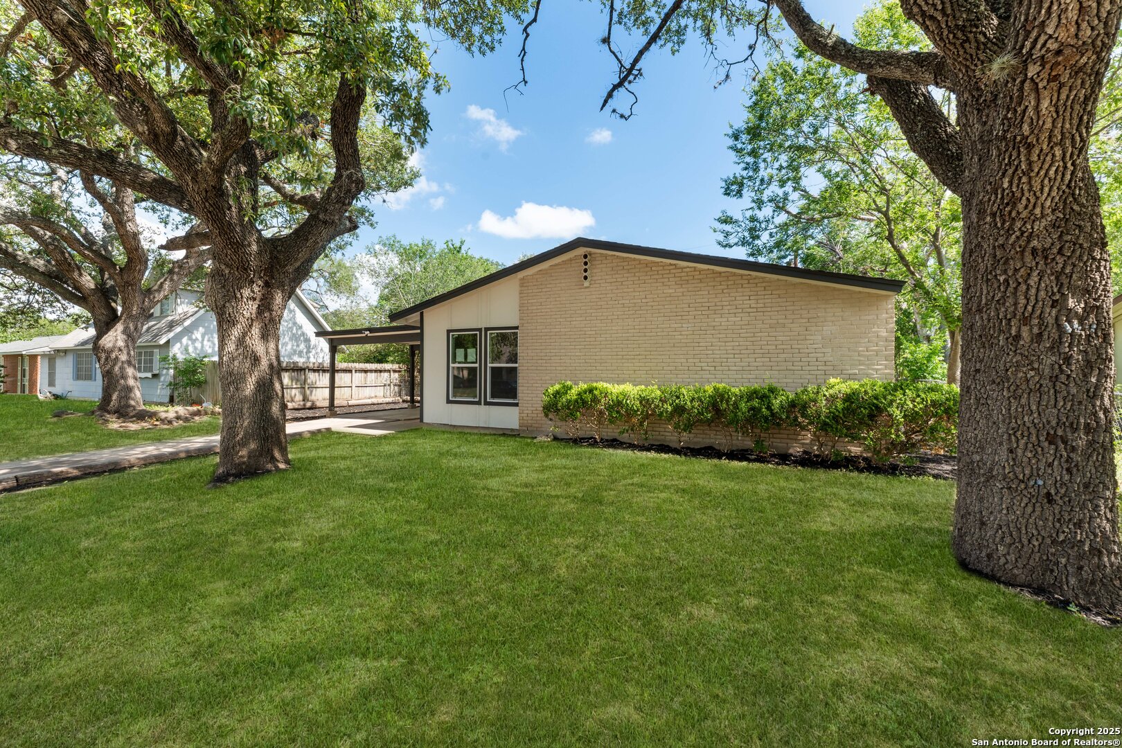 4119 Tamarak Dr