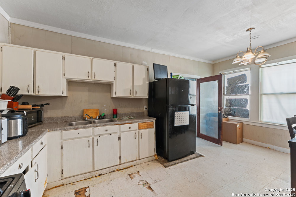 1327 W French