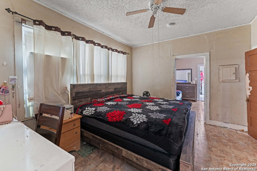 1327 W French
