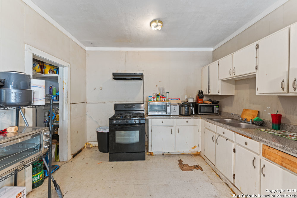 1327 W French