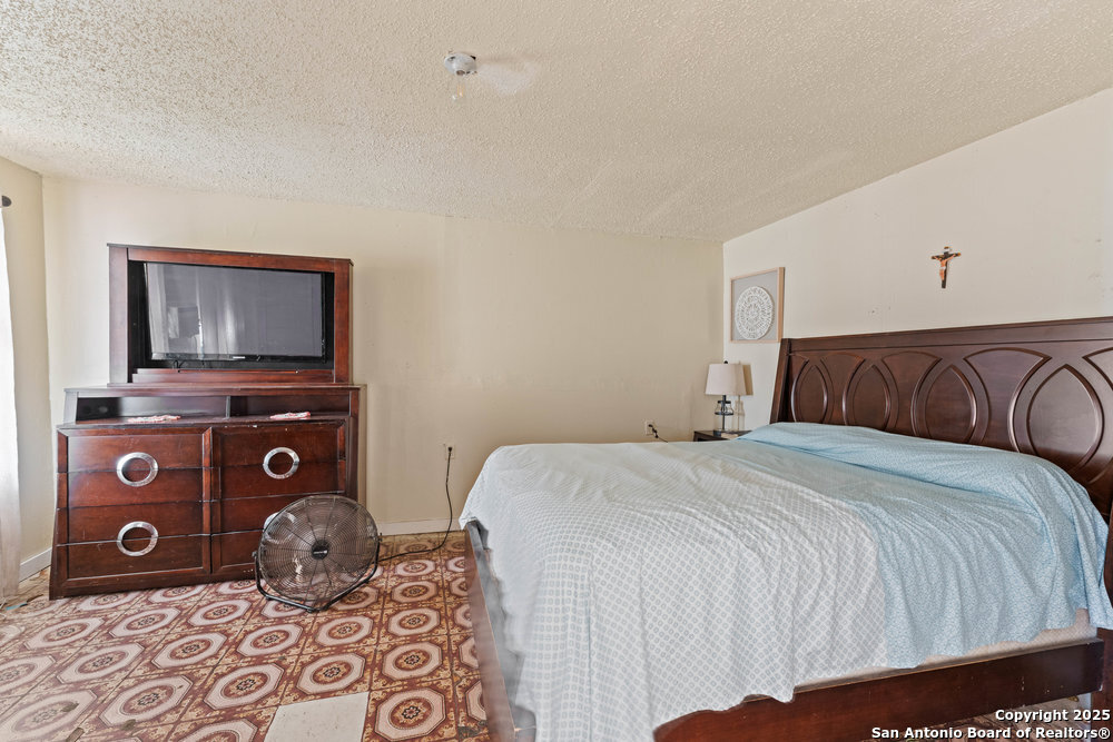 1327 W French